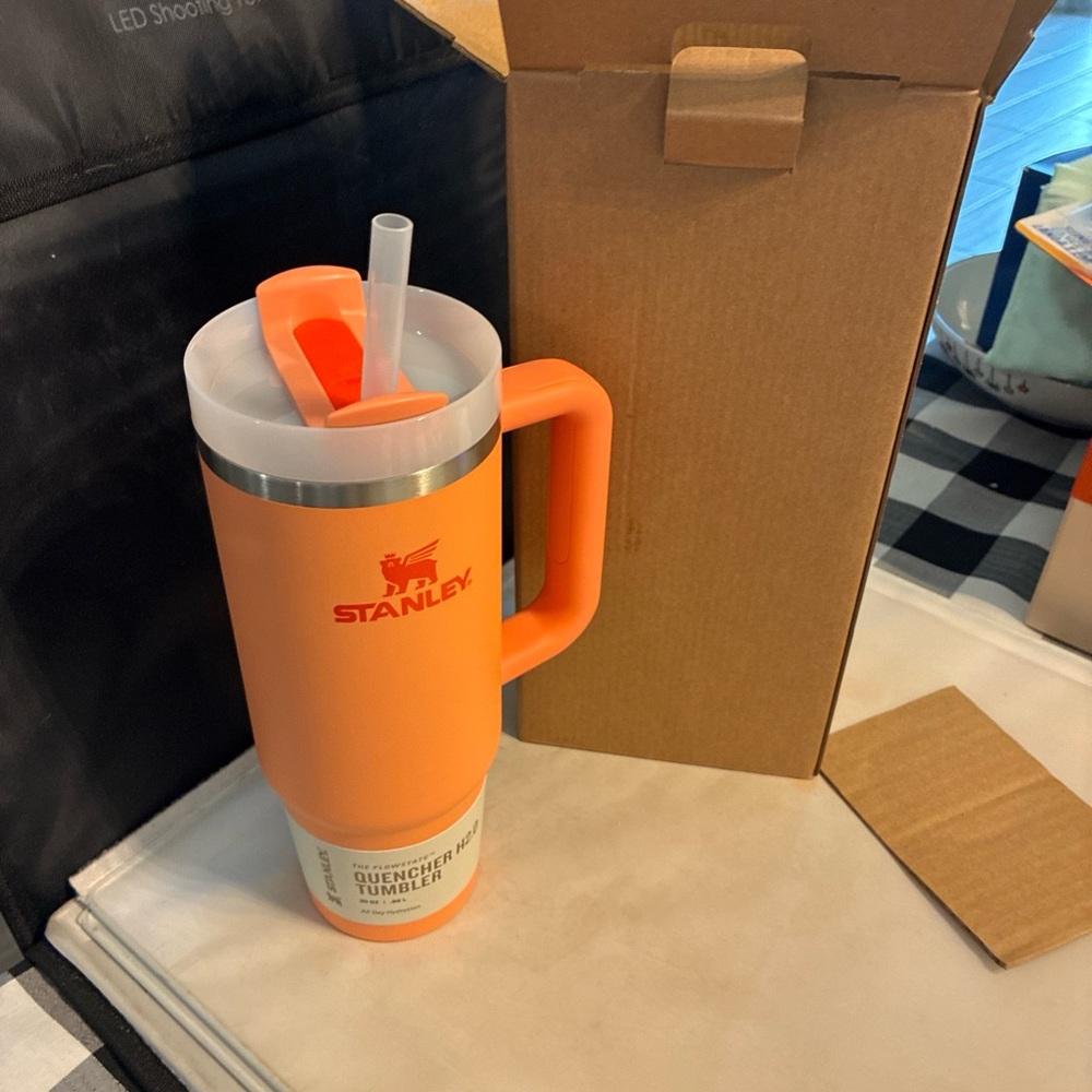 Stanley Orange Quencher H2.0 FlowState Tumbler